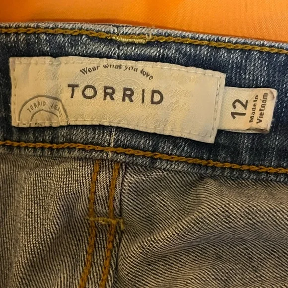 Torrid Blue Denim Cropped Jeans with Lace Hem - Picture 5 of 5